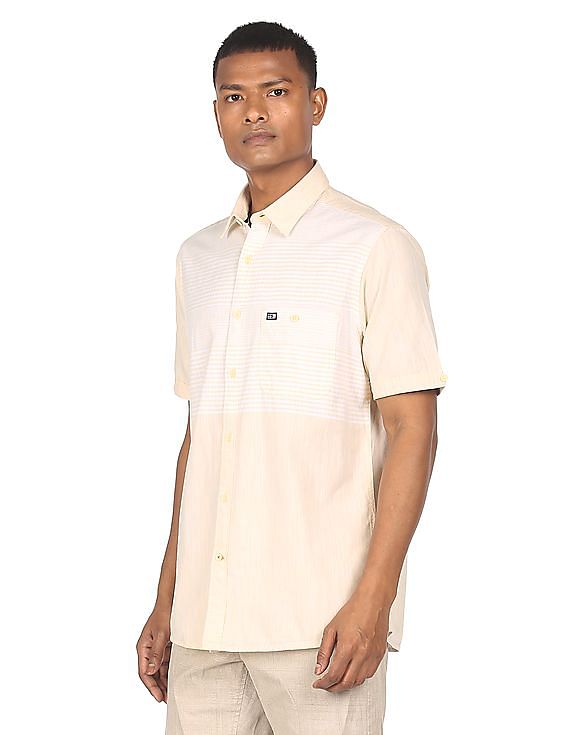 How should a men's short sleeve casual shirt fit?