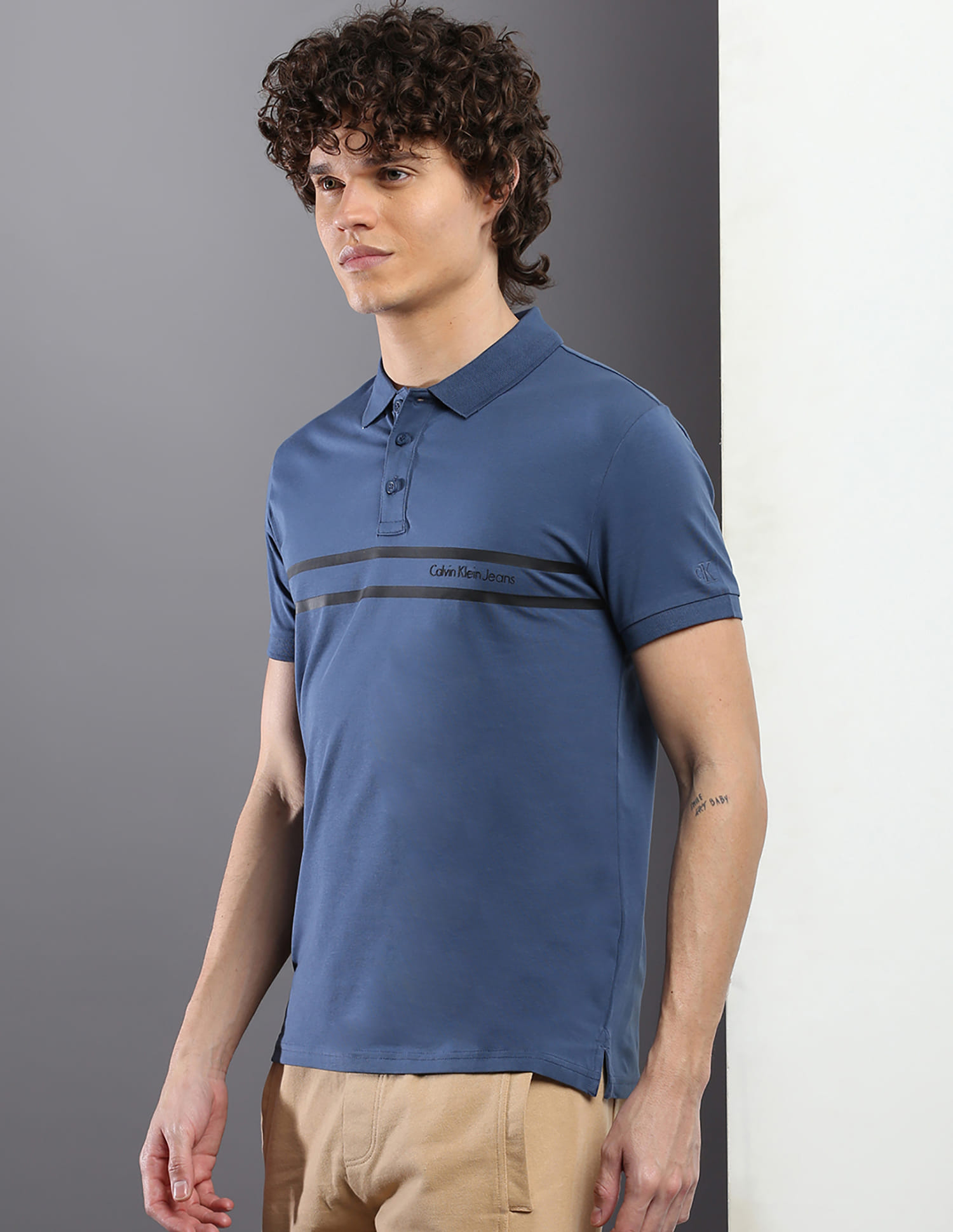 Kalinga Ashok Witte T Shirts Extra Lang Klein Jeans Calvin Klein