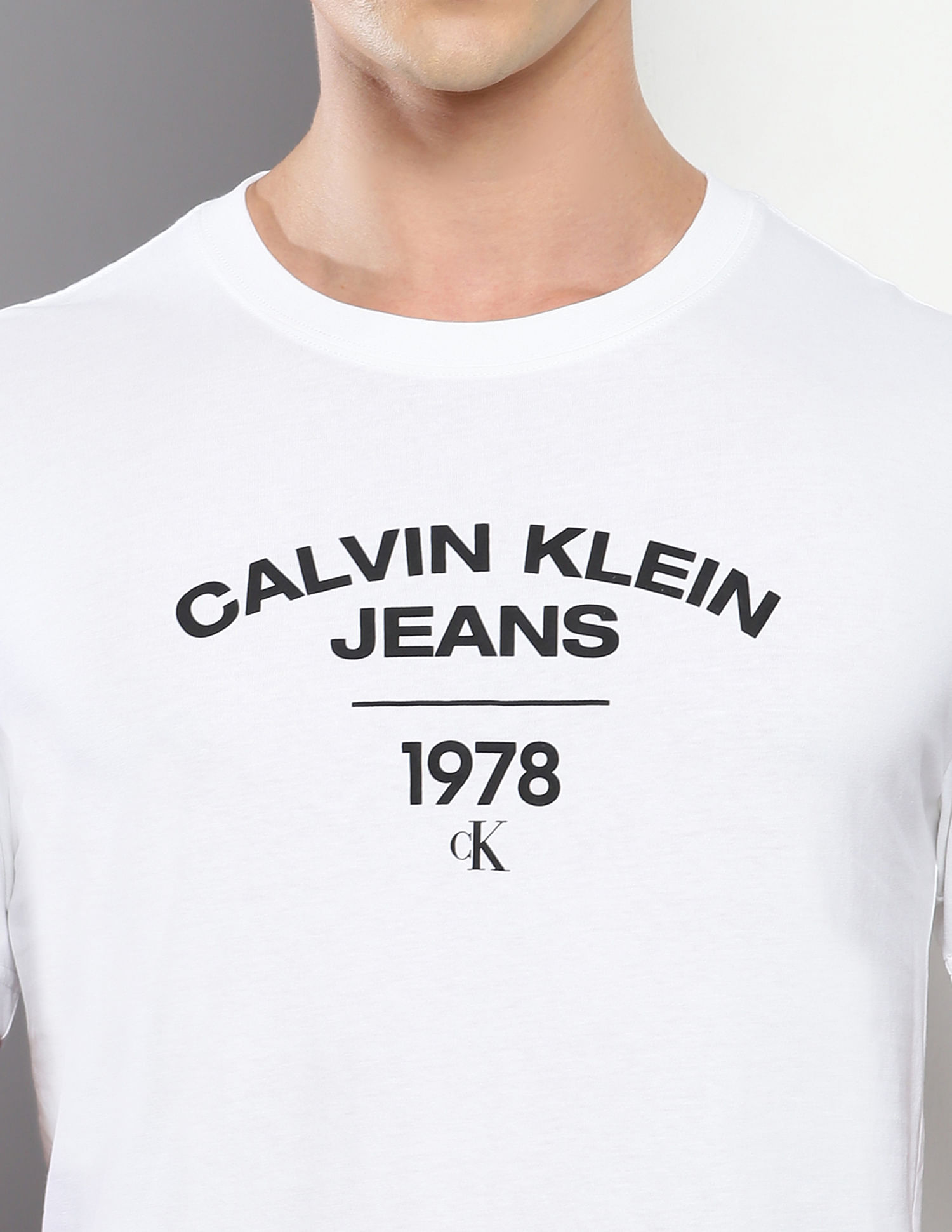 [ ] Regular Fit Curved Logo T-Shirt ★大人気★ Buy Calvin Klein Curved Varsity Logo T-Shirt - NNNOW.com